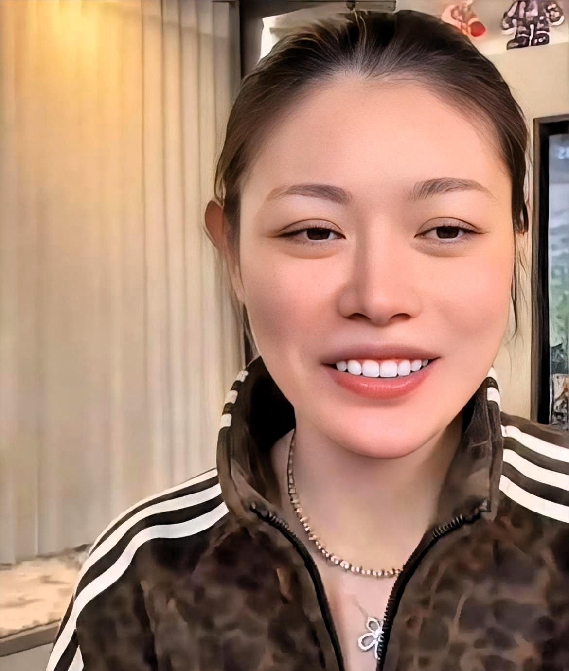 昨天葛荟婕直播，有人问章子怡还管不管小苹果。她刚拿起一件衣服准备上链接，手停