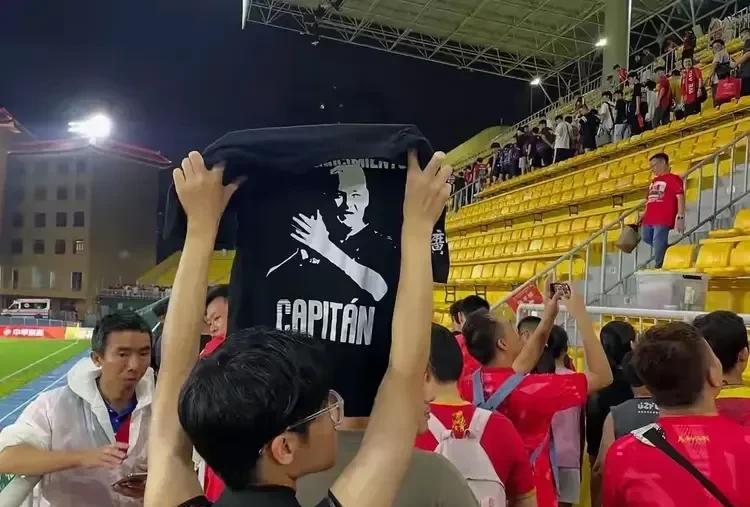 重庆铜梁龙在广州“反客为主”受到球迷热捧，突显广州影豹在管理上的缺失和对自身定位