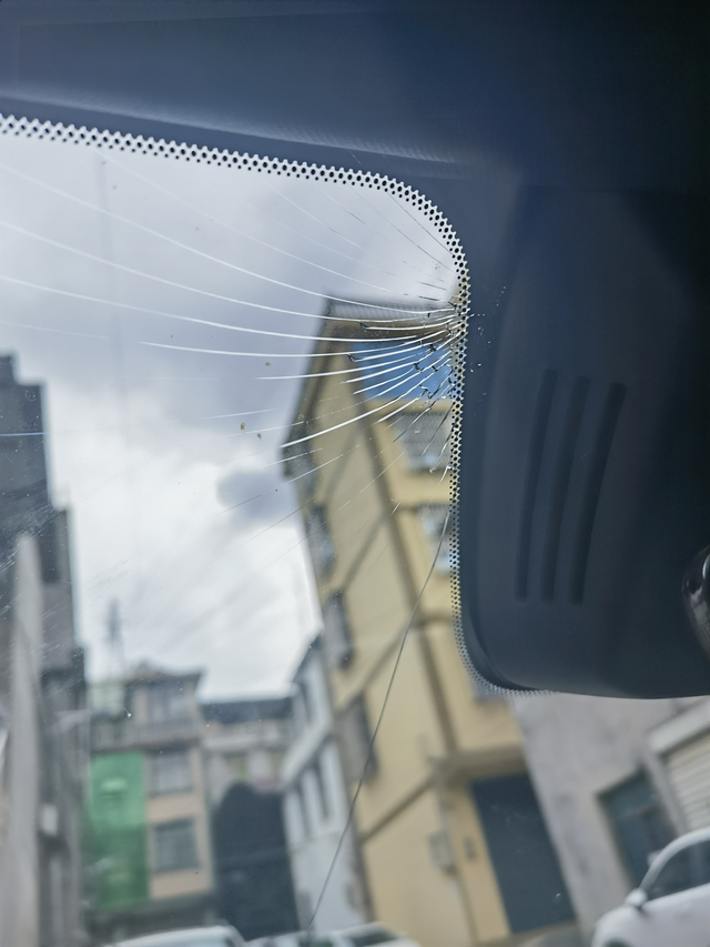 一巴掌拍碎的风挡玻璃。这是不是全网第一台一巴掌拍碎前风挡玻璃的宋Puls。