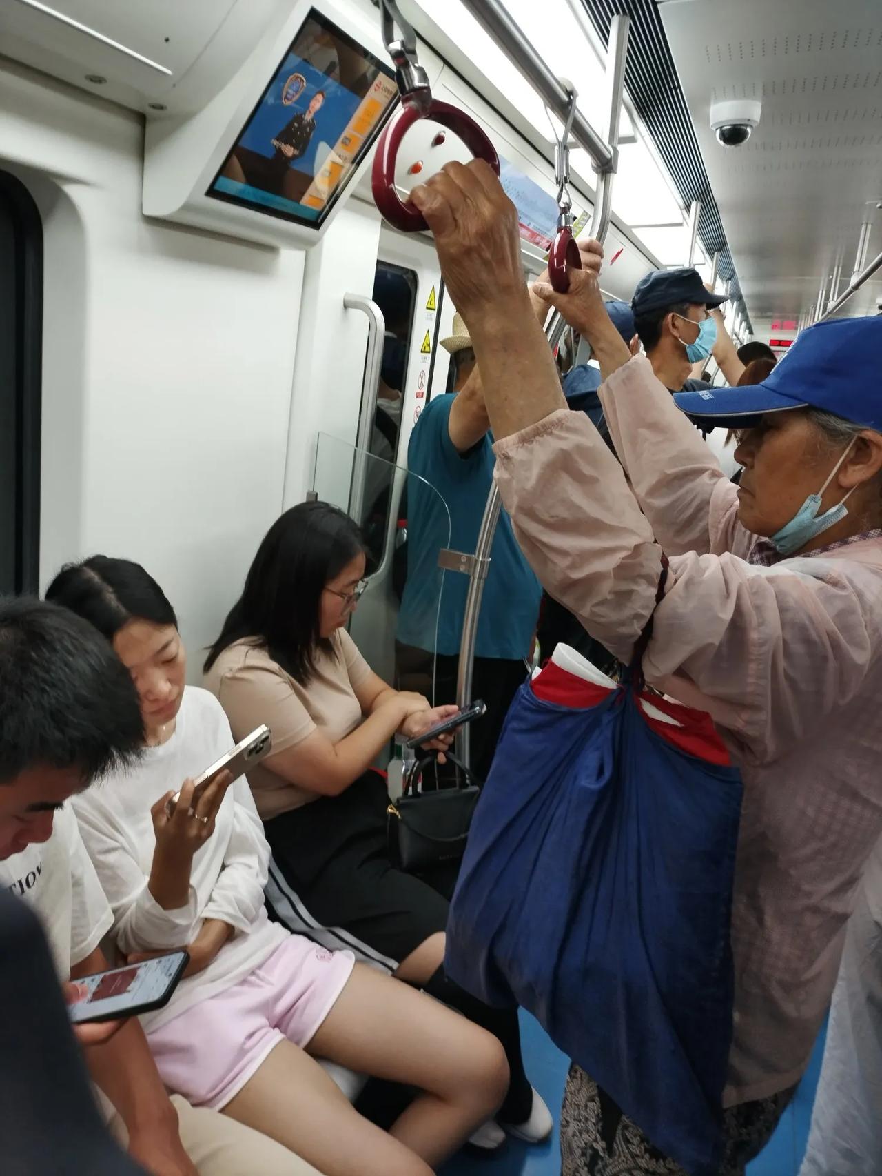 地铁上看见的一幕。挨着我右侧一个老太太，目测在75岁以上。可能挎兜挺沉挂