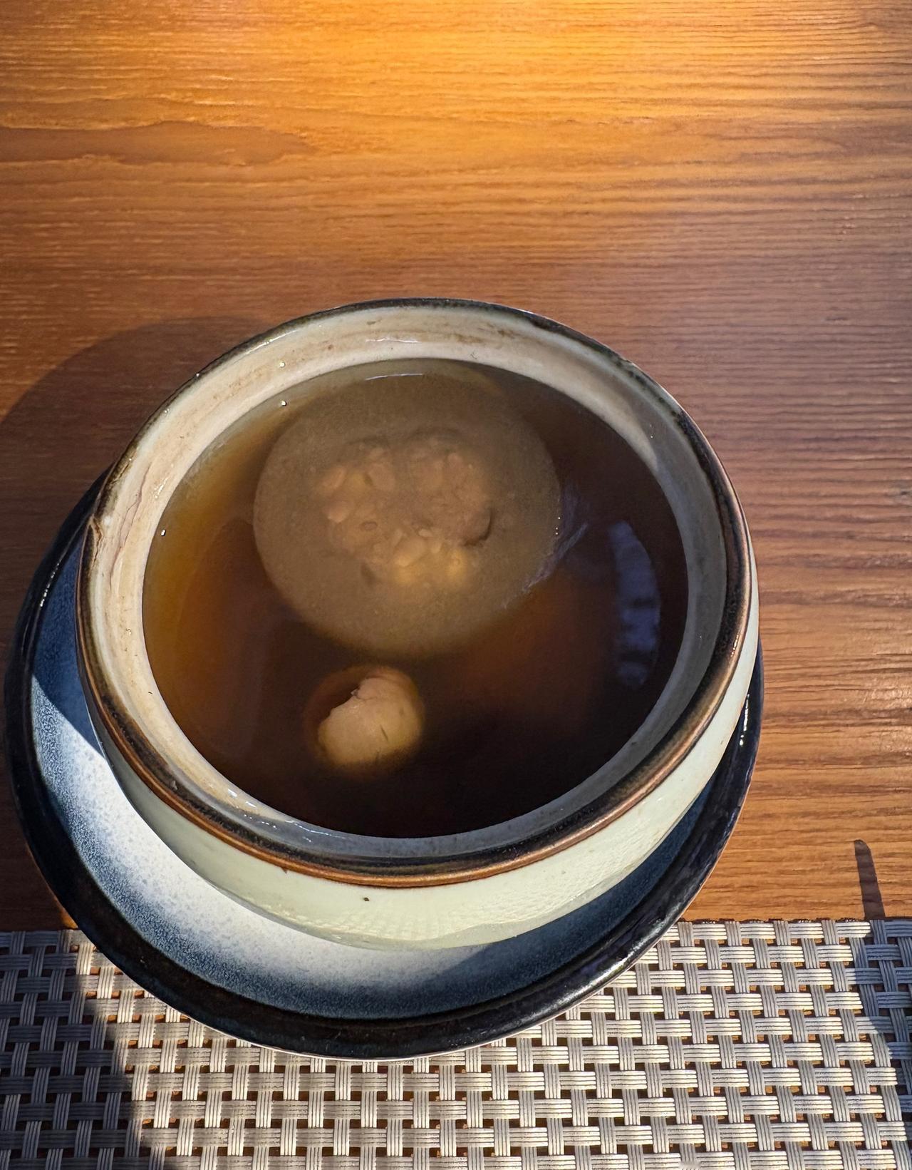 今天去到一个本地的专门卖养生汤的饭店，这个饭店的人气很旺，原因就是在于里面的厨师