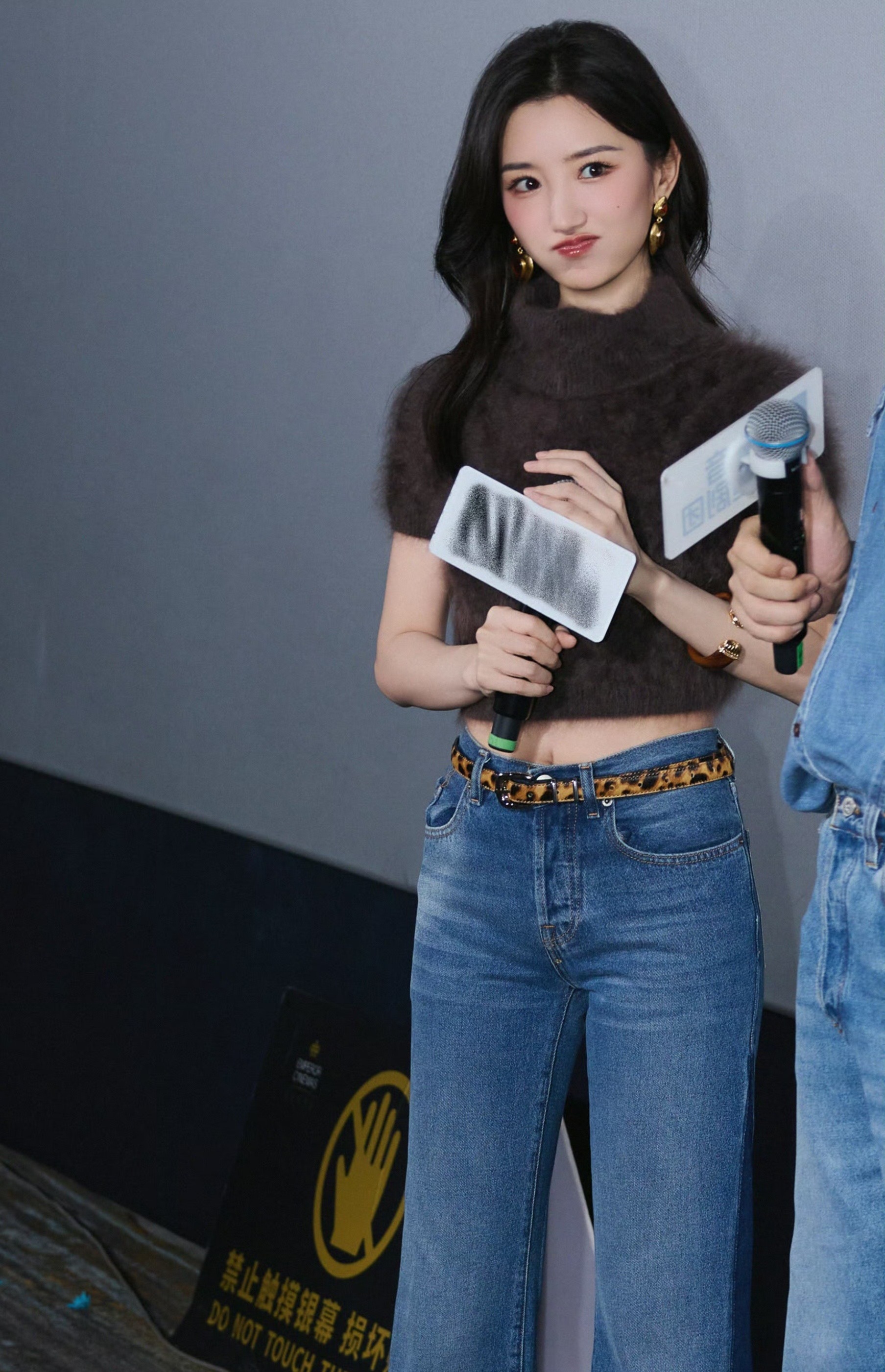 毛晓彤女装牛仔裤人很美，身材也是顶级，但是这牛仔裤确实做得不大行，版型太不称她