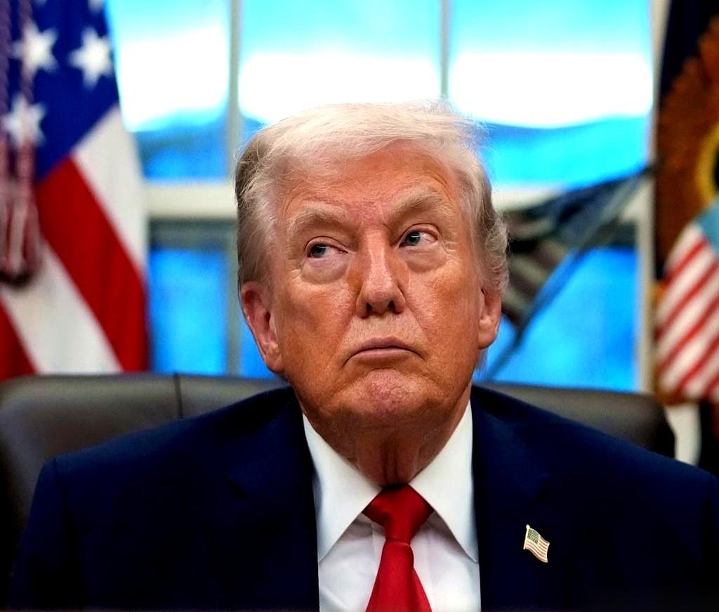 一桌五个人吃饭，四个都跑去跟对家敬酒了。就剩那个带头大哥，在主座上气得直拍桌子