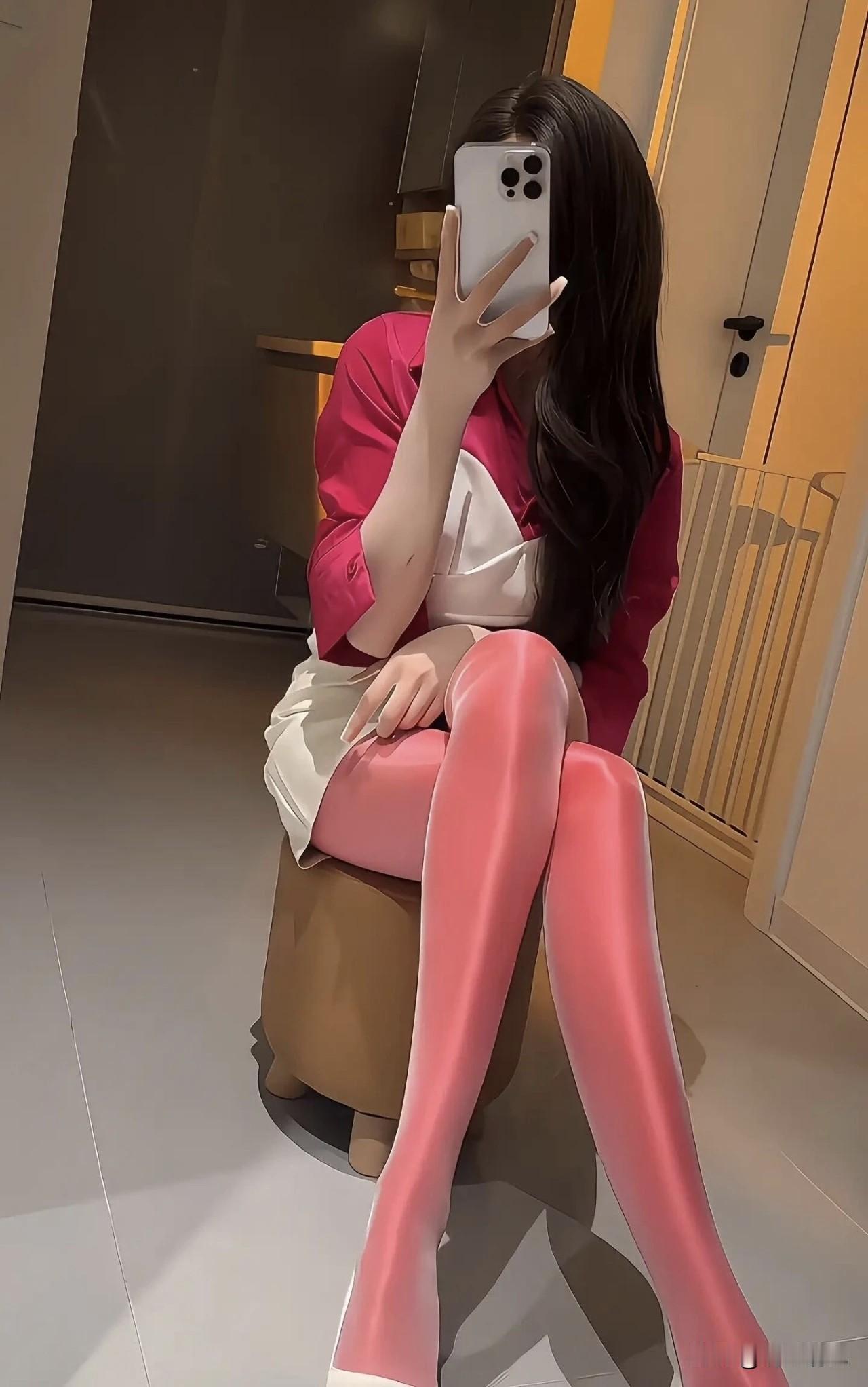 舍宾袜这个光泽感真的好绝！之前看好多博主穿，自己忍不住也试了试。配了条简单的