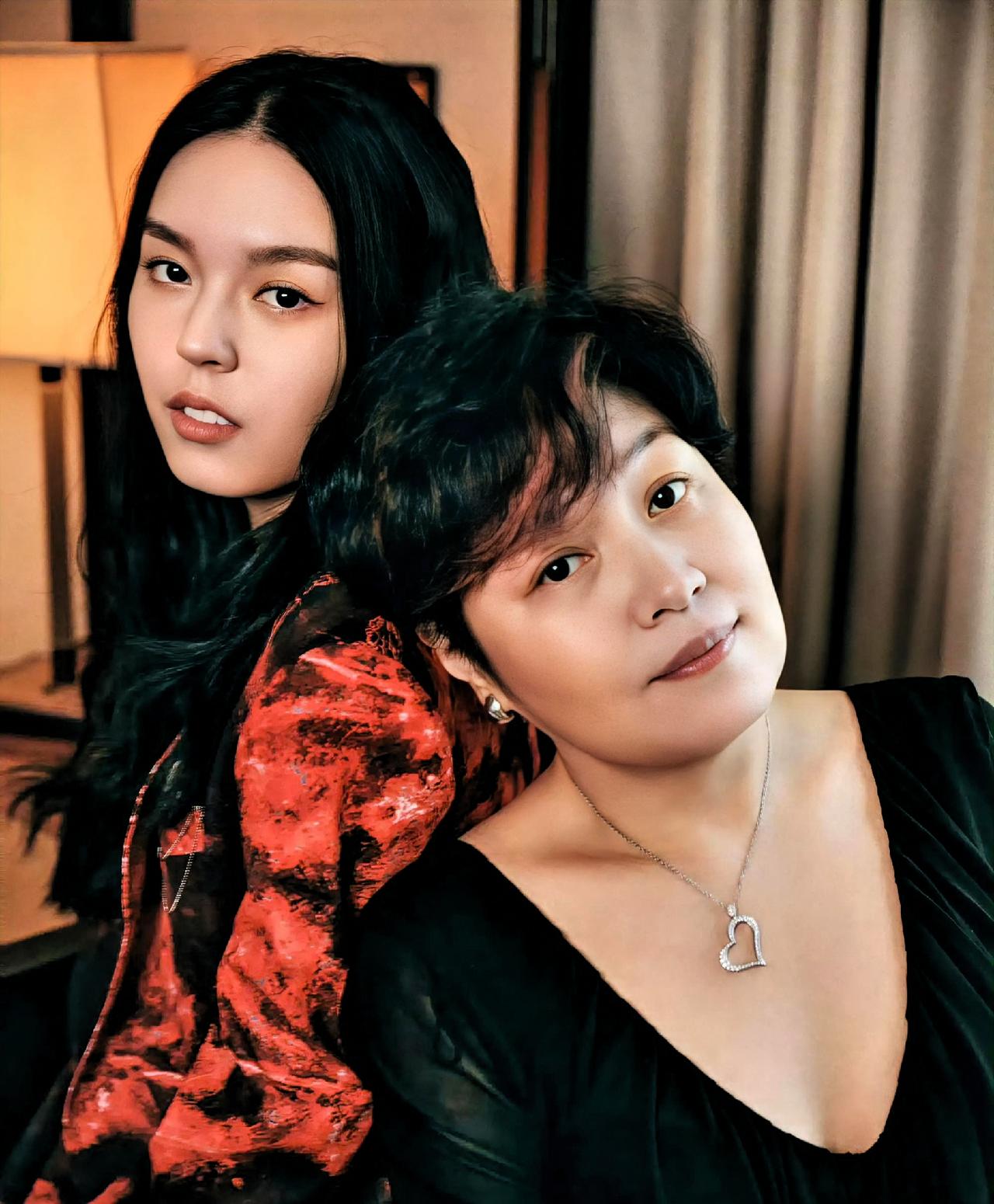 哈文转发了一条动态，就三个字，评论区瞬间炸了。“热死人。”起因是女儿法图