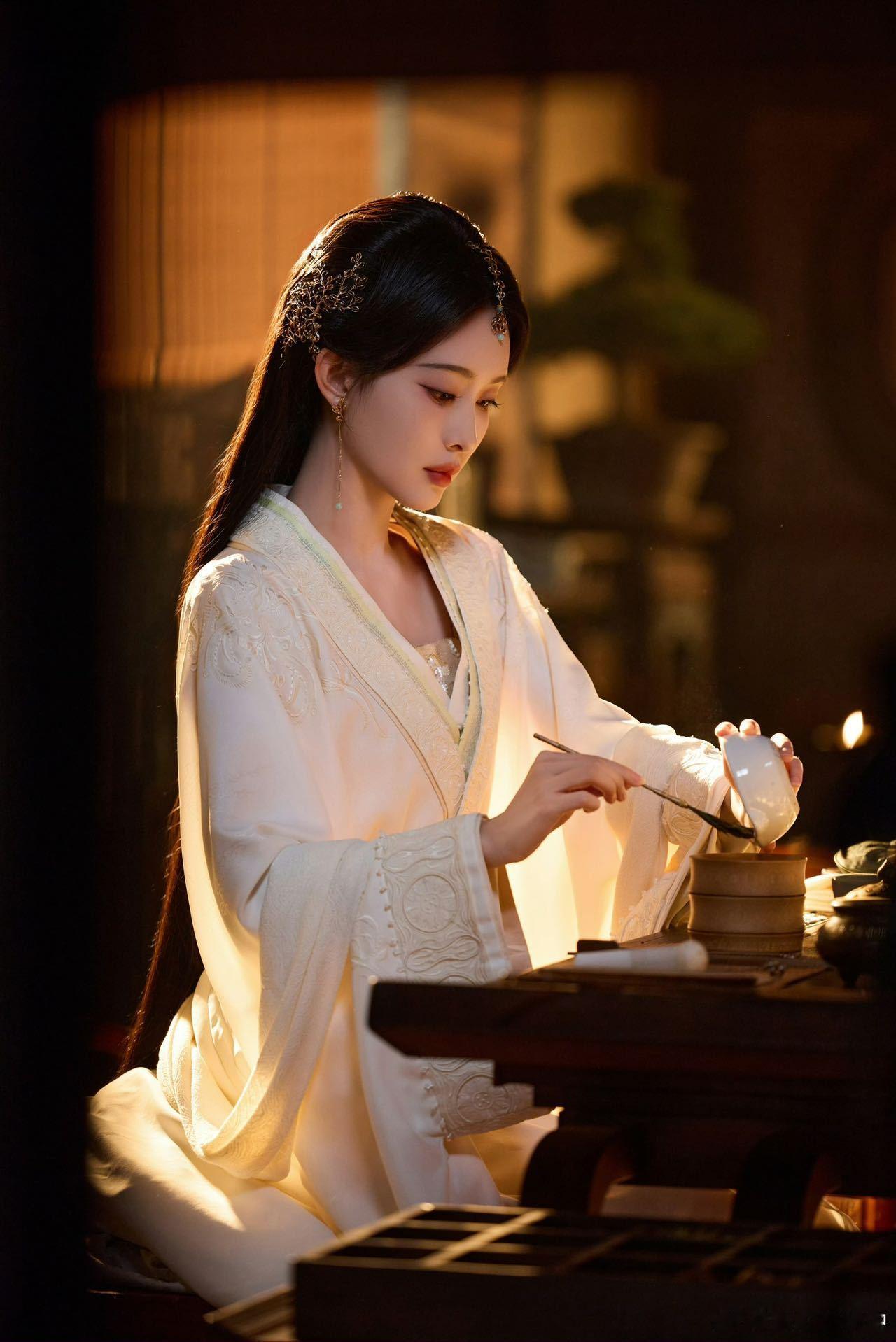 孟子义百花杀妆造孟子义这清冷感绝了！素雅的裙衫配上淡眉柔妆，不仅没有削弱气场，