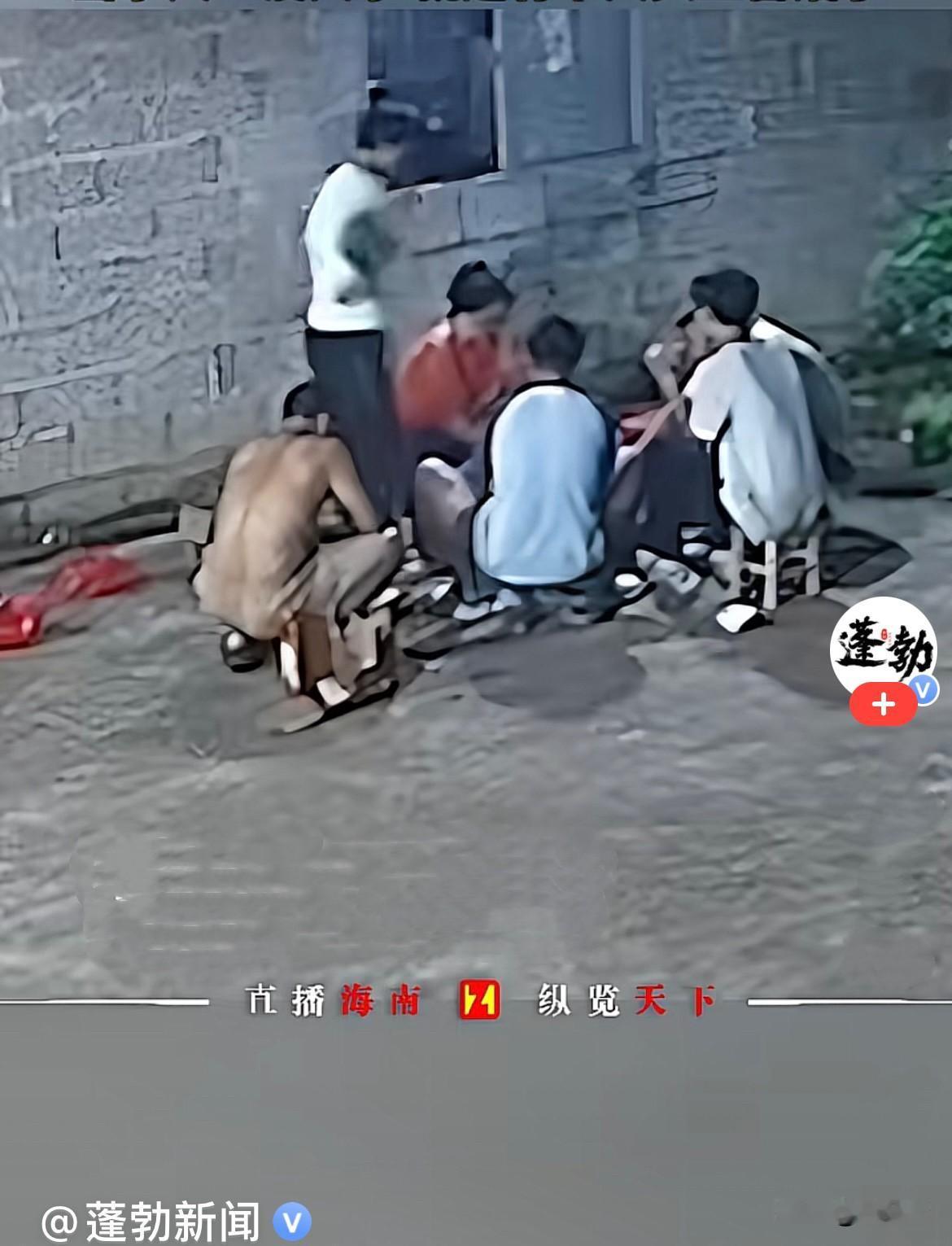 近日，广西贺州李先生一家人开开心心围在一起院里吃烧烤，家人直接把炭火放在水泥地上