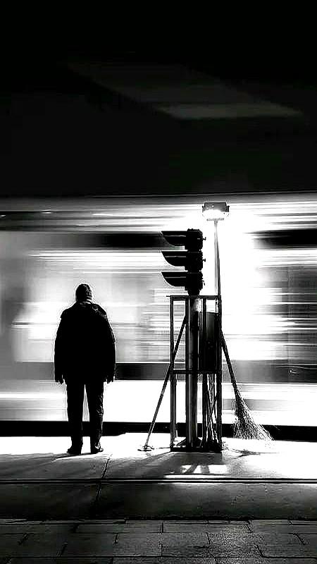 老守着一个地方钓鱼，鱼只会越来越小。我那天路过老钓点，就看见他还在那。