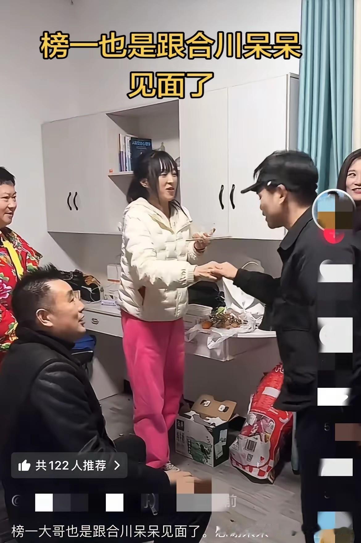 给呆呆刷了十万的榜一大哥现身，看起来很年轻其貌不扬，呆呆受宠若惊，没想到一个日常