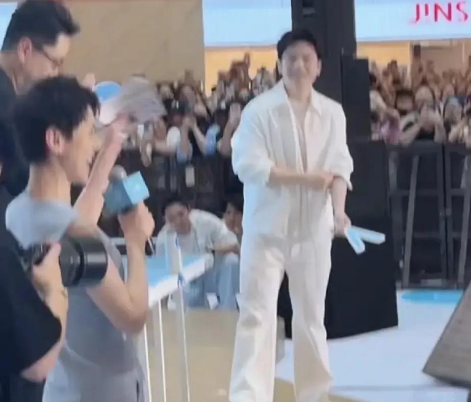 樊振东太忙了，适乐肤举办线下活动，身着一袭白色休闲服亮相现场适乐肤6月14日线