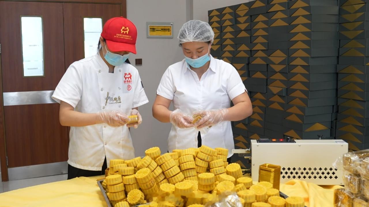 丽水青田推出中医药膳月饼把团圆包进养生里中秋节临近，丽水青田县人民医院推出四款