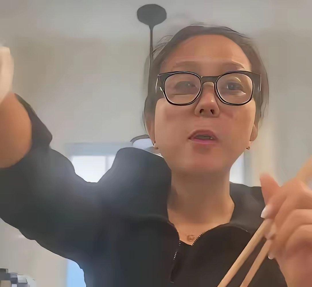 你敢信？何洁直播哭到话都说不清前夫6年没给过抚养费她一个人扛4个娃月花40