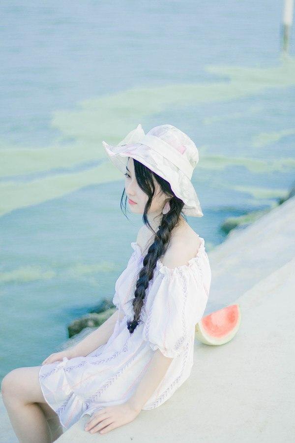 海边少女与西瓜的夏日时光🌊🍉美女欣赏图片分享美少女倩影海边元气少女