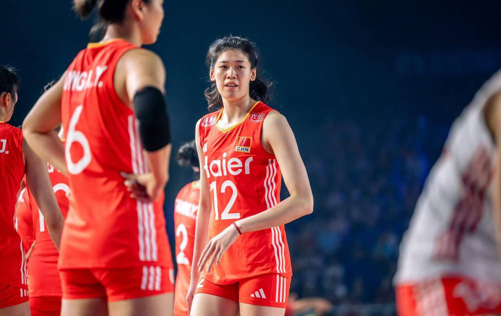 朱婷的2号球衣都被新人穿了，你竟然觉得中国女排不再需要老将？看着吧，2026年亚