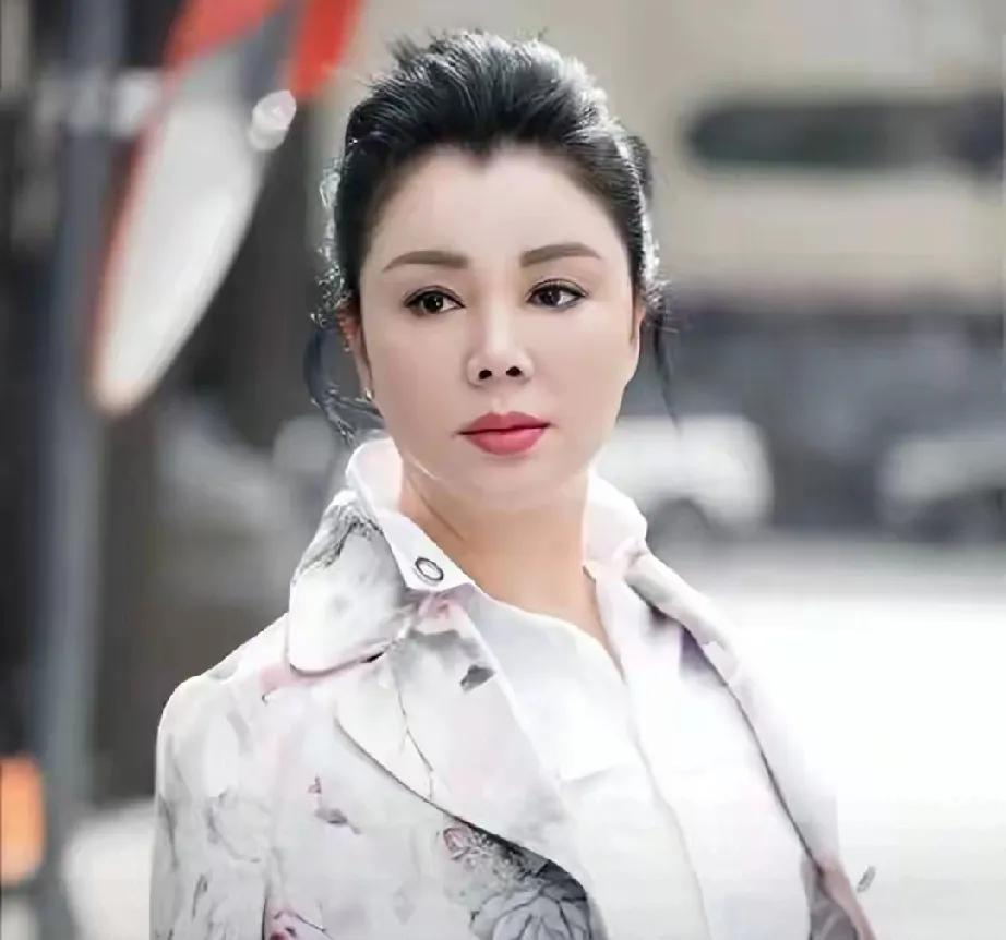 19岁于小慧嫁入豪门，本以为开启幸福篇章，却掉进噩梦深渊。秦峰婚后3个月本性暴露