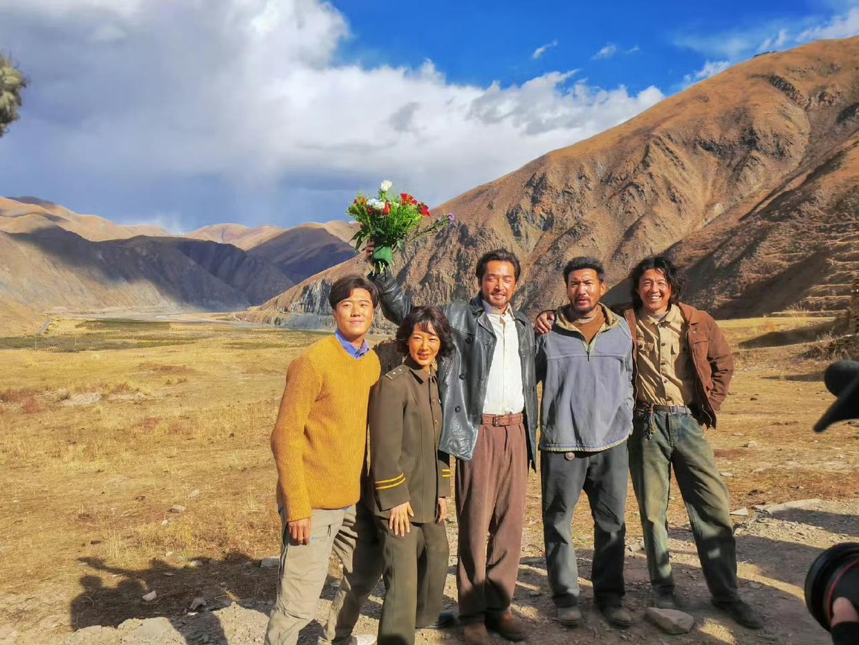 胡歌、梅婷、杨紫生命树杀青了，这剧看起来很接地气，一看就是奔着拿奖去的。​​​
