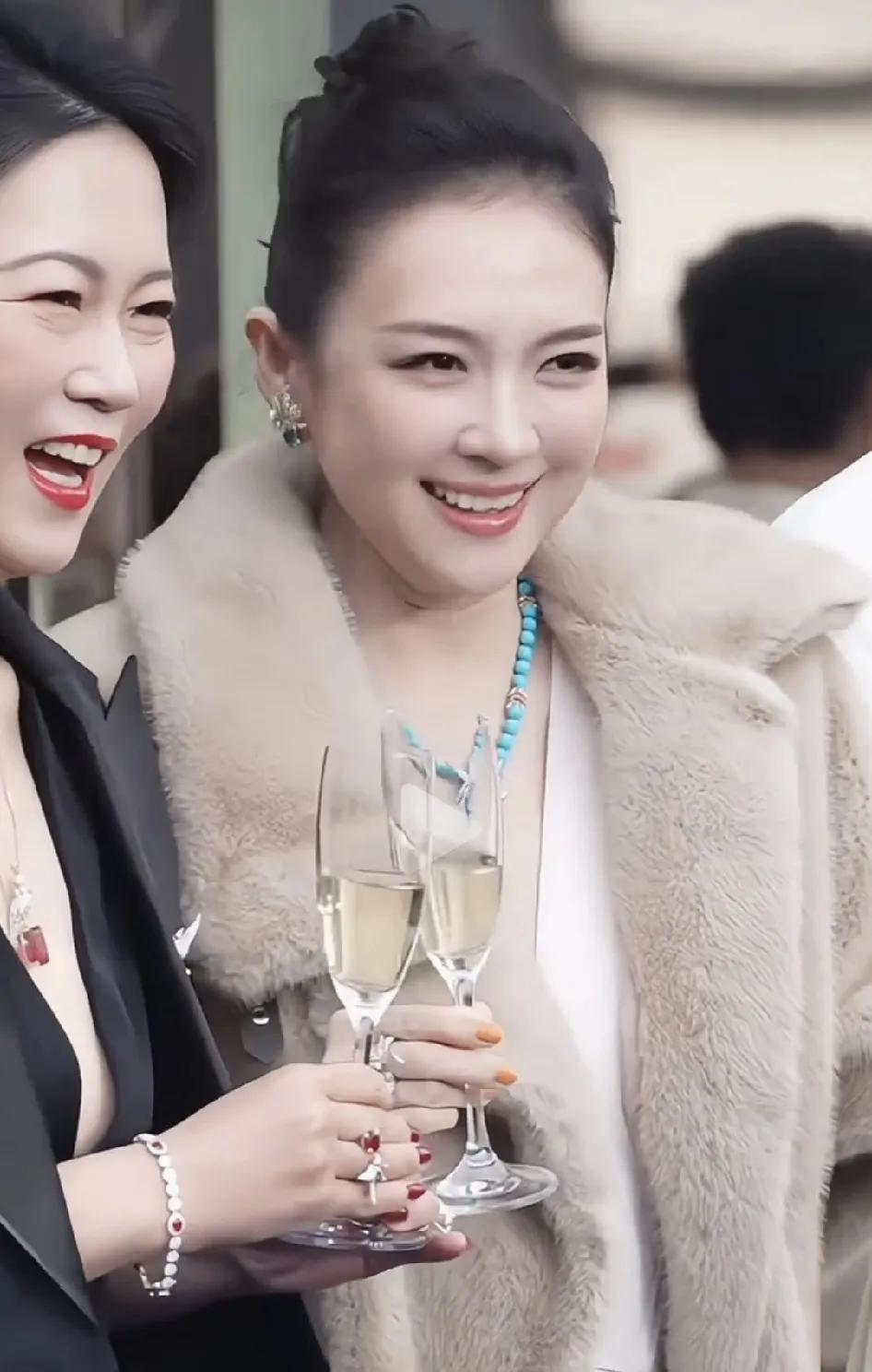 人逢喜事精神爽啊。章子怡出席北京蒂芙尼活动，我妈妈说：“你看，一个人的牙齿最重