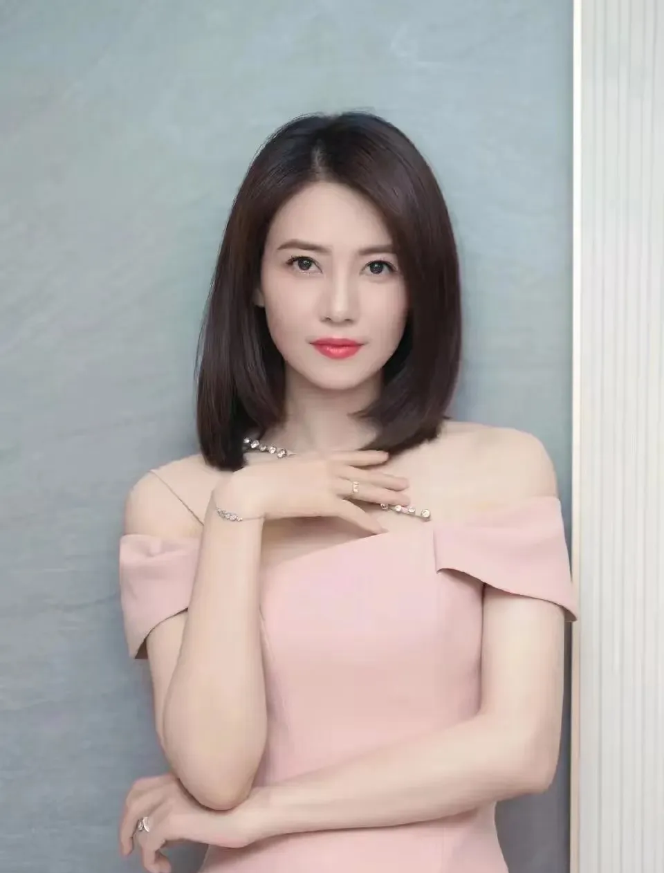 2000年的高圆圆，清纯玉女天花板，偏偏对大自己11岁的张亚东上头了。那时候张亚东还顶着已婚身份，可