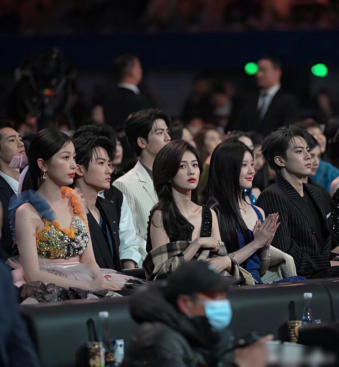 虞书欣看起来有点像路人的赶脚！​​​