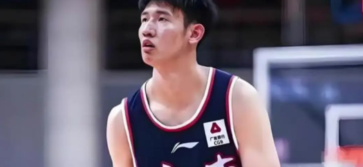 不满杜锋出场安排，广东又一个小将要求离队，黄明依是宏远最出色的锋线，身高207，