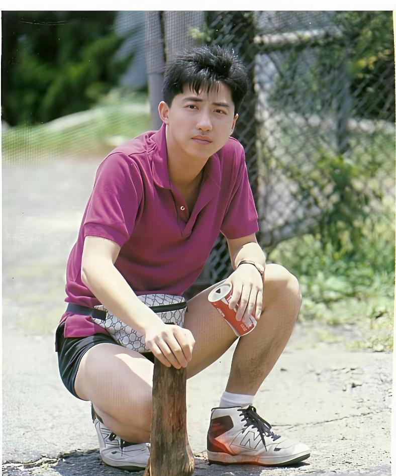 刷到庾澄庆27岁的老照片，真惊了——酒红色Polo衫领口随意敞着两颗扣，老花腰包