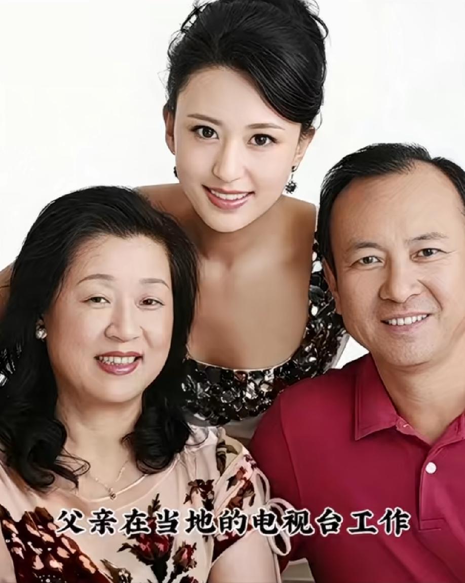 这是央视主持人张蕾和父母的一张全家福。爸爸也是在当地电视台工作。张蕾妈妈张蕾美
