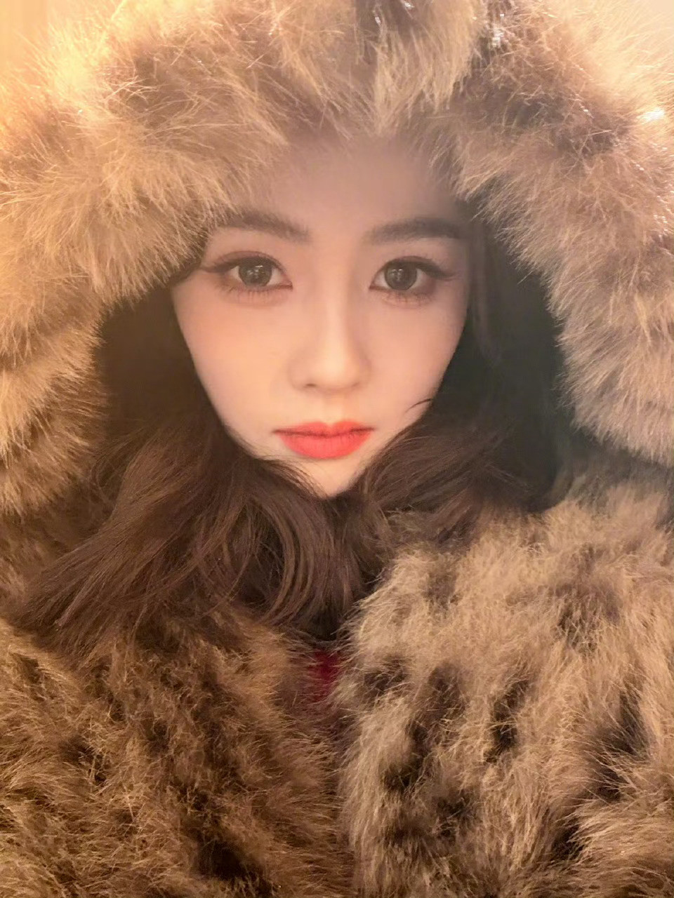 白鹿只拍了8张随便发发懂了，姐的自拍和演技一样，属于“随便出手就是精品”！八张