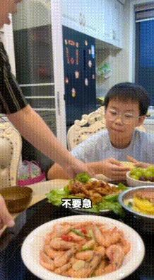 妈妈突然跟儿子打赌：“把这盘菜挪走，你爸等会儿还会放回我面前。” 最顶级的家