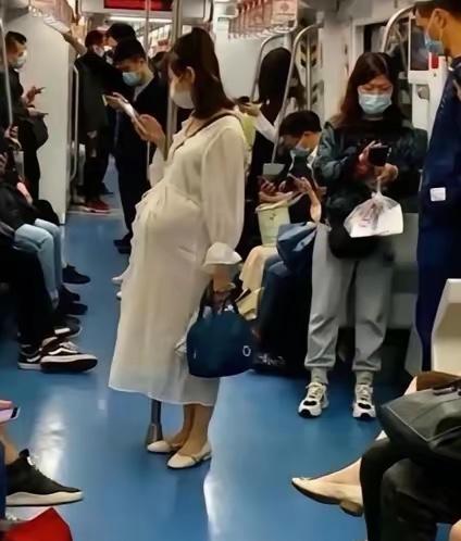 9号线孕妇站5站后蹲下，一句话让全车厢脸红晚高峰，9号线像被塞满的罐头，人挤