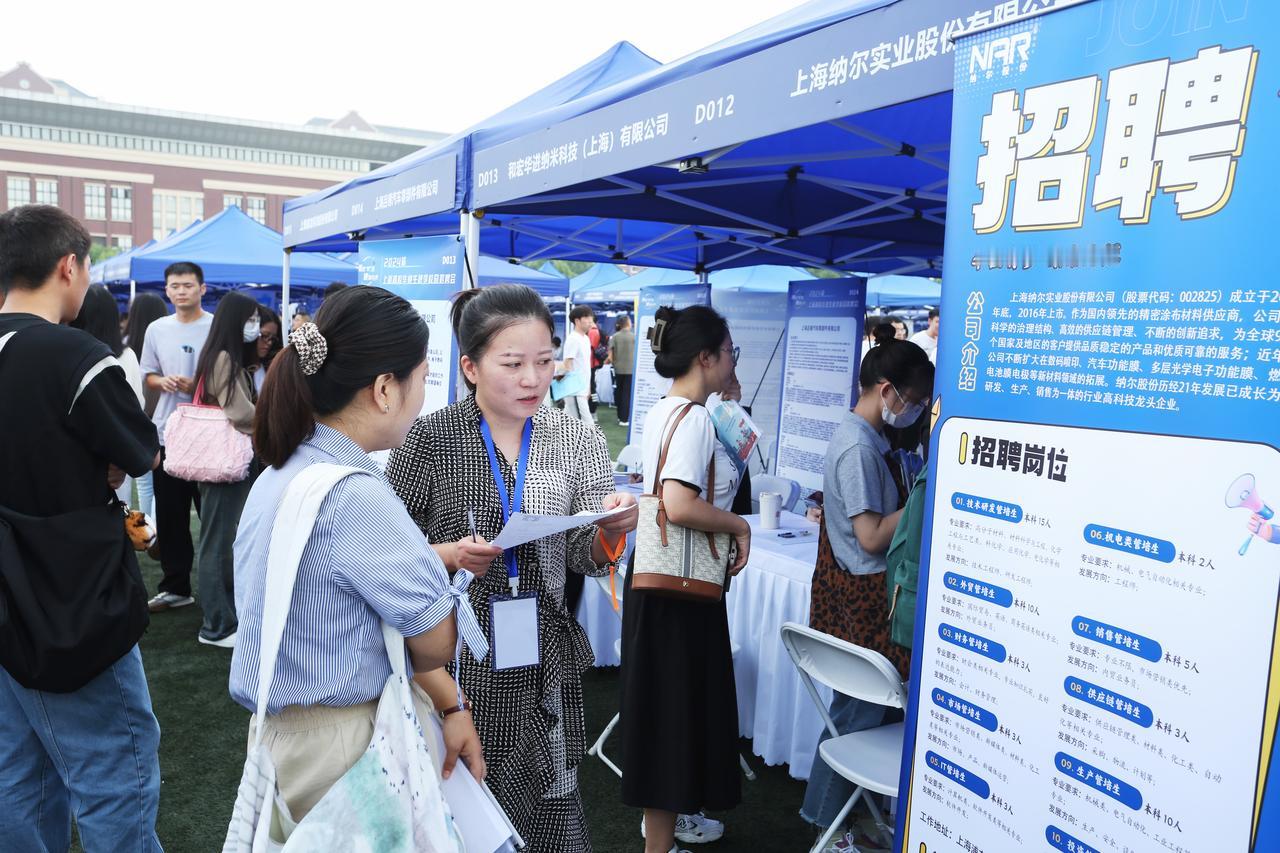 两张照片让宁波大学彻底翻车：外籍学生专场招聘年薪40万，本土学子挤体育馆投简历