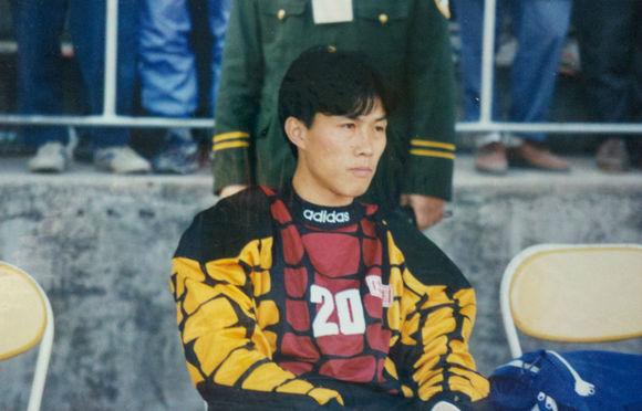 1997年，广东宏远客场不敌前卫寰岛后，球队提前两轮确定降级。返程大巴上，一向