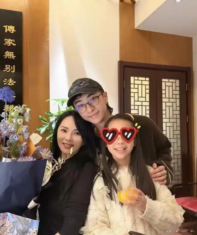 伊能静58岁生日全家团聚，儿子跟爸长真像​​​