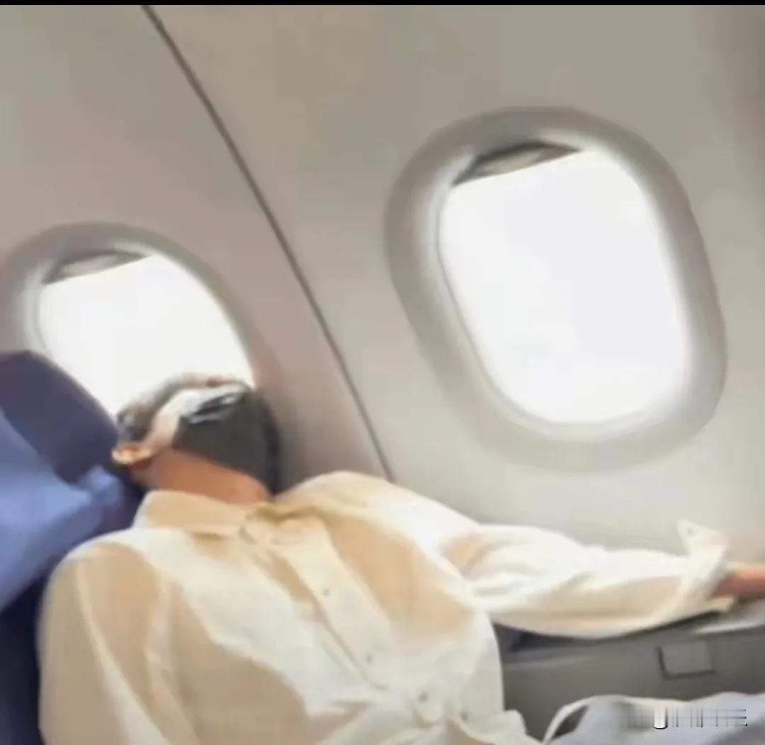 胡先煦这回是真睡出圈了！刚排完春晚，赶早班机去横店拍戏，累到在座位上直接“昏厥”