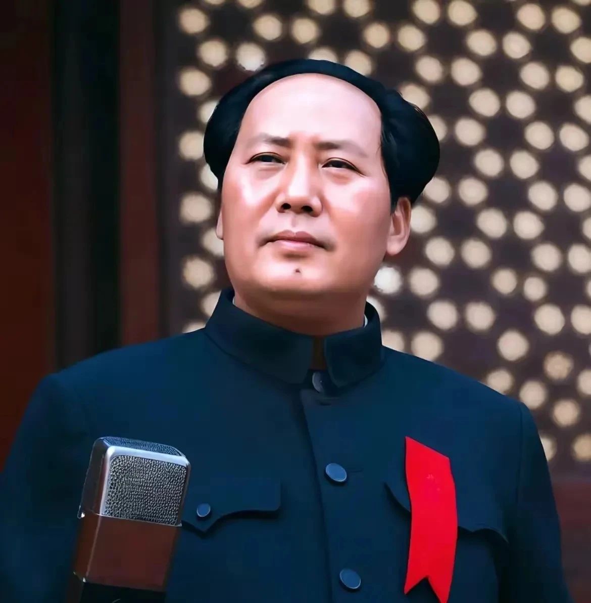 跟人聊天聊到毛主席。他冷静的说：他不是神…