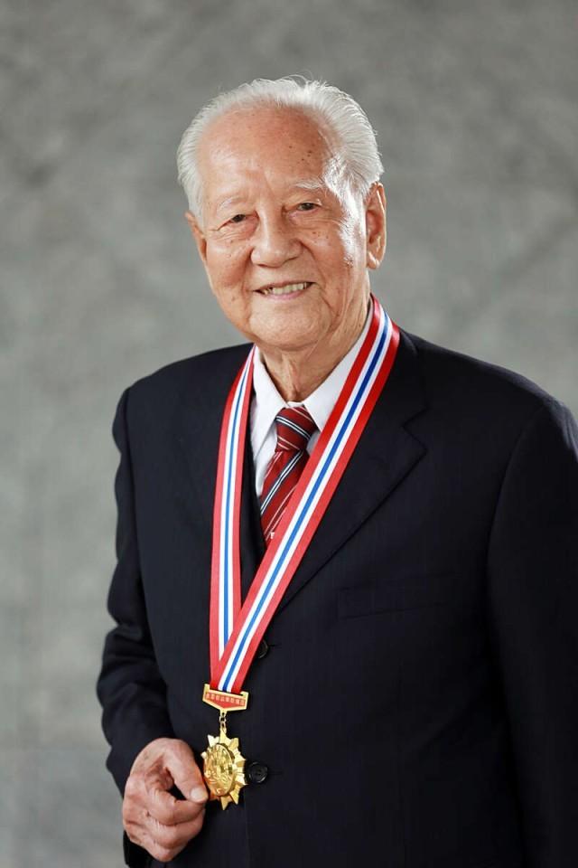 1988年，黄旭华在南海执行深潜试验任务期间，顺路回了一趟家探望母亲。没想到，9