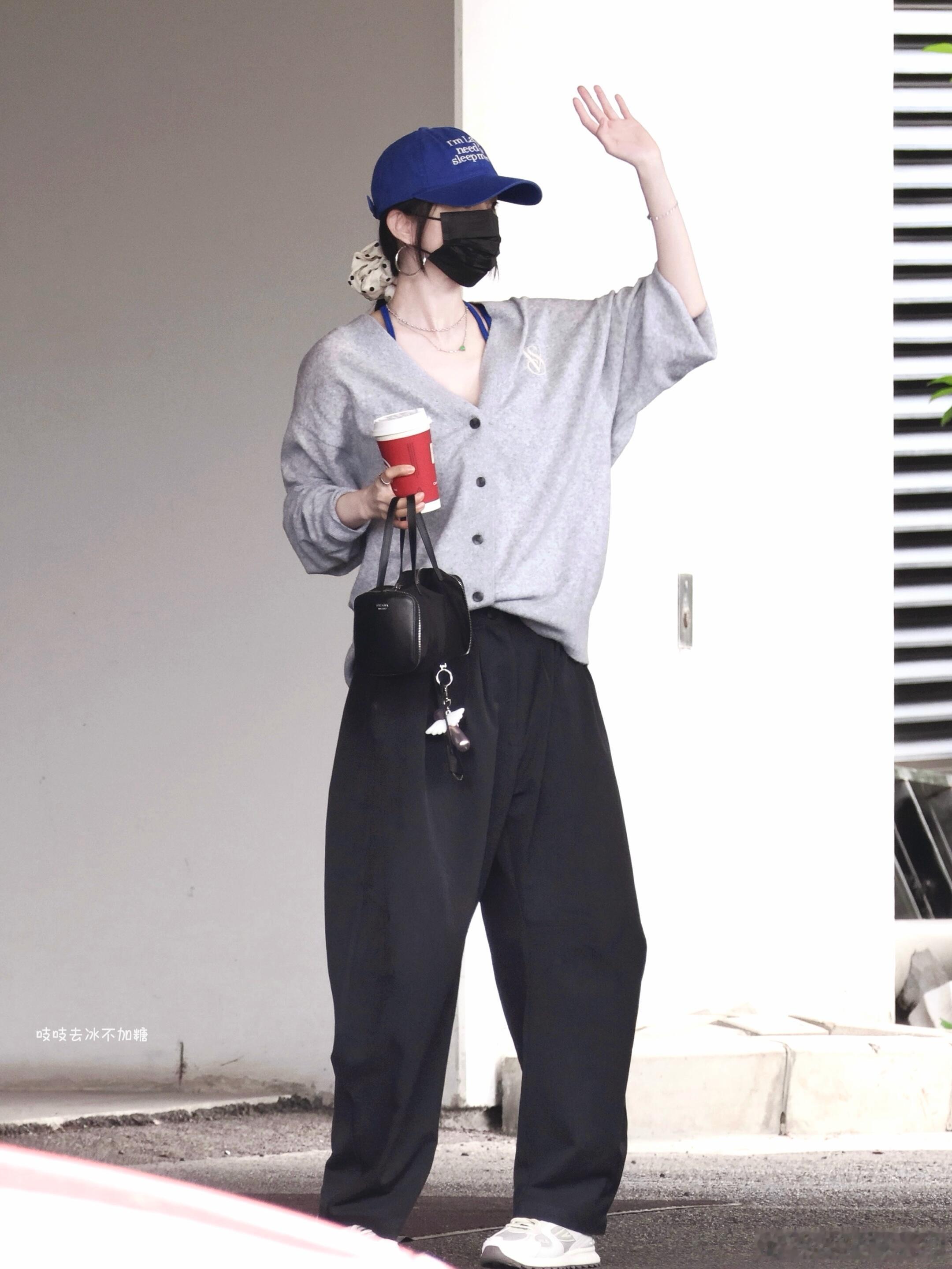 杨幂Prada品牌代言人杨幂今日份机场路透，蓝色棒球帽🧢+宽松针织开衫，再搭个
