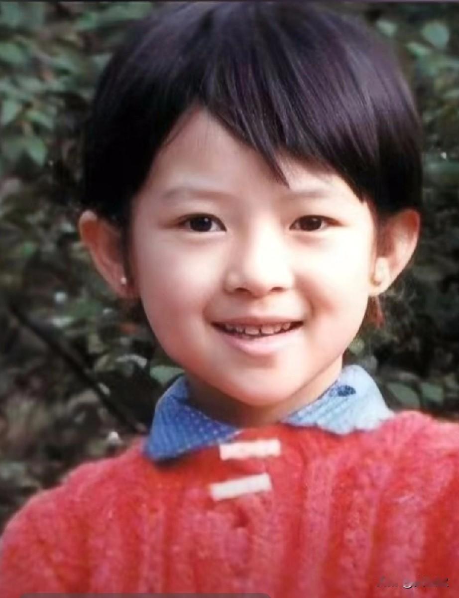 这张老照片里，穿红毛衣笑眼弯弯的小女孩，谁也想不到，长大后会成为首位拿下大满贯影