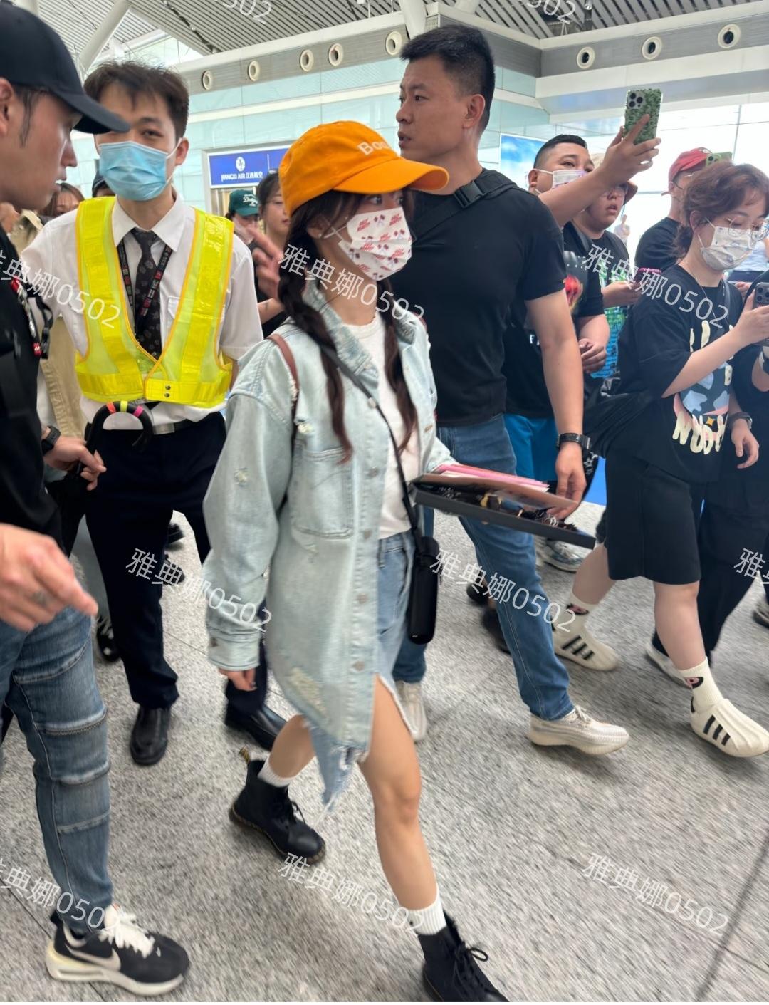 飞机上遇到蔡依林，她头戴小黄帽梳着麻花辫，小小一只像个小学生，跟她在舞台上的霸气