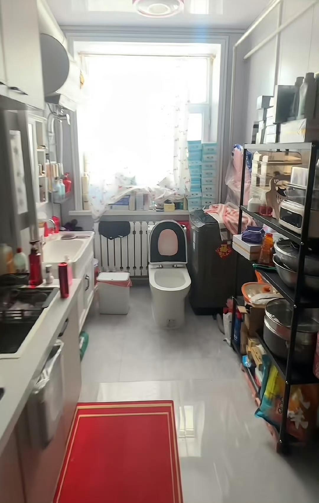 内蒙走廊被邻居占用的女子，最应该追责的人应该是物业。邻居占走廊，不是简单放个