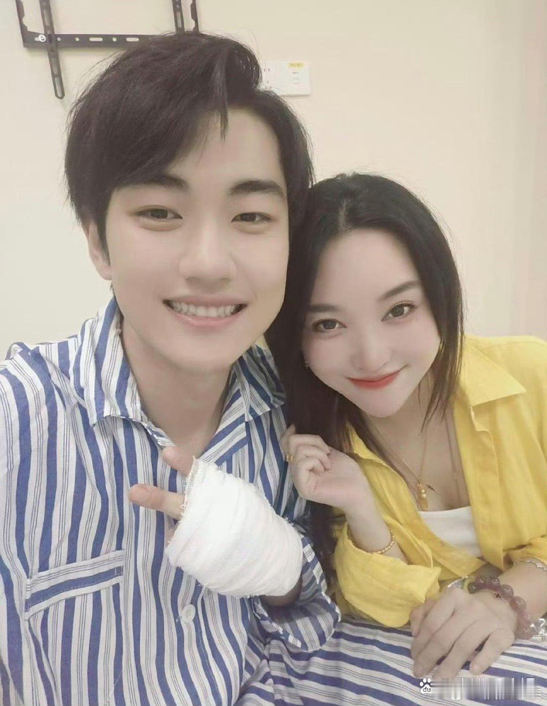 金莎和小男友合照把滤镜开得太大了一点吧？简直像变了一个人认不出来了​​​