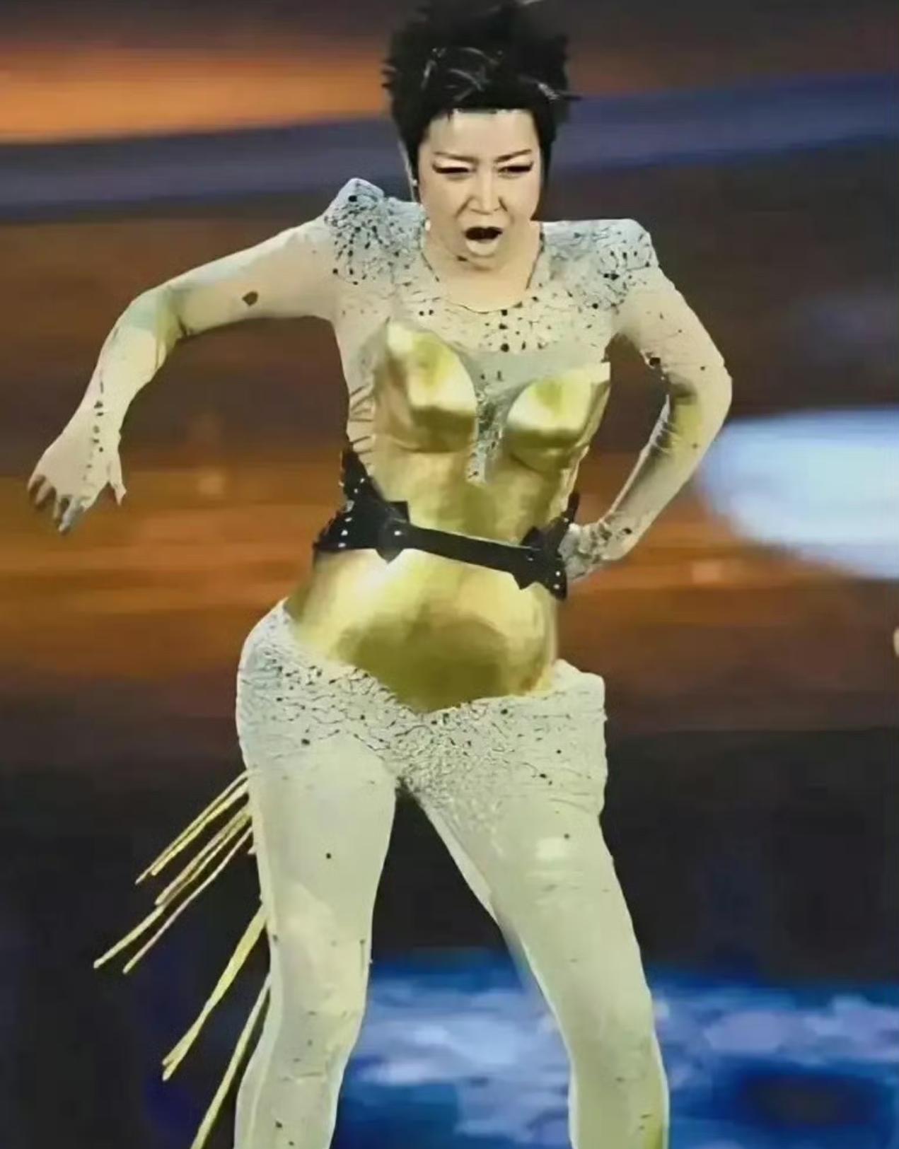 明明可以靠实力吃饭，却要打扮成这般妖魔鬼怪，动作扭曲浮夸，奇装异服的，让人看了实