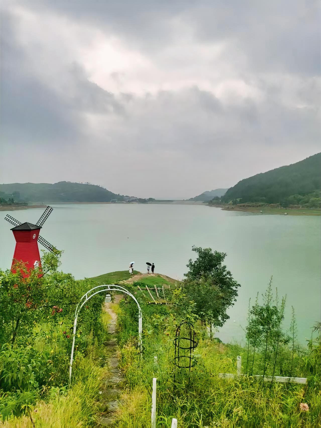 我的家乡小县城，没有大海，湖泊河流，更没有大草原，属于丘堎地区，只有几座大型水库