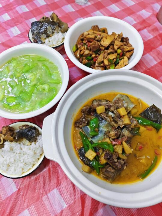 跟家人来私藏居民楼的大排档吃饭