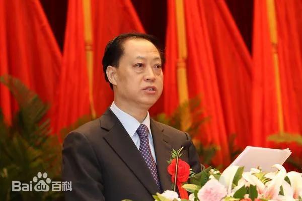 青岛是副省级城市，青岛市人大主任是副省级干部。王文华虽然已经退休7年，但属于中管