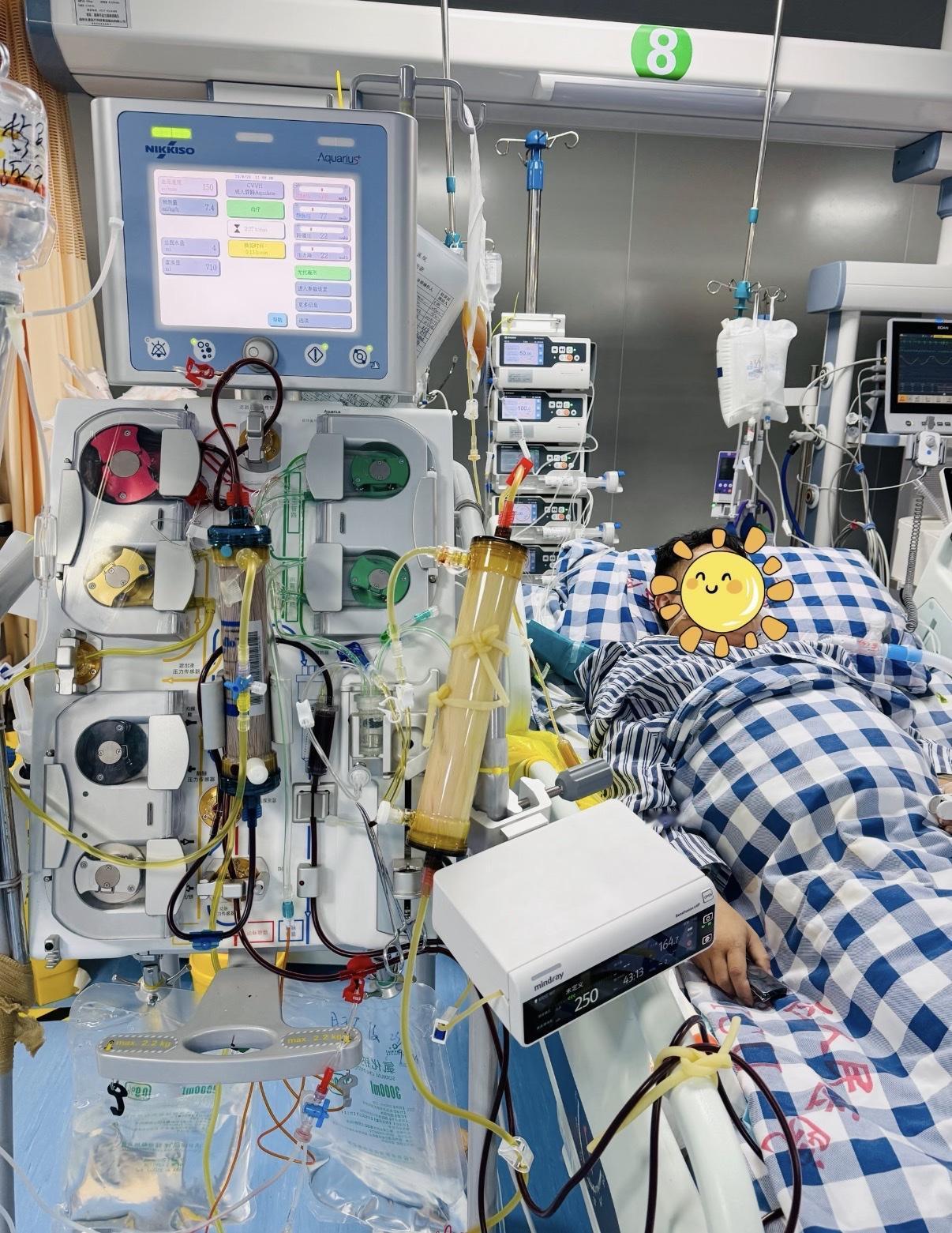 我老公进ICU那次，他二哥在外面椅子上睡了7个晚上。7个晚上，不让任何人换。手里