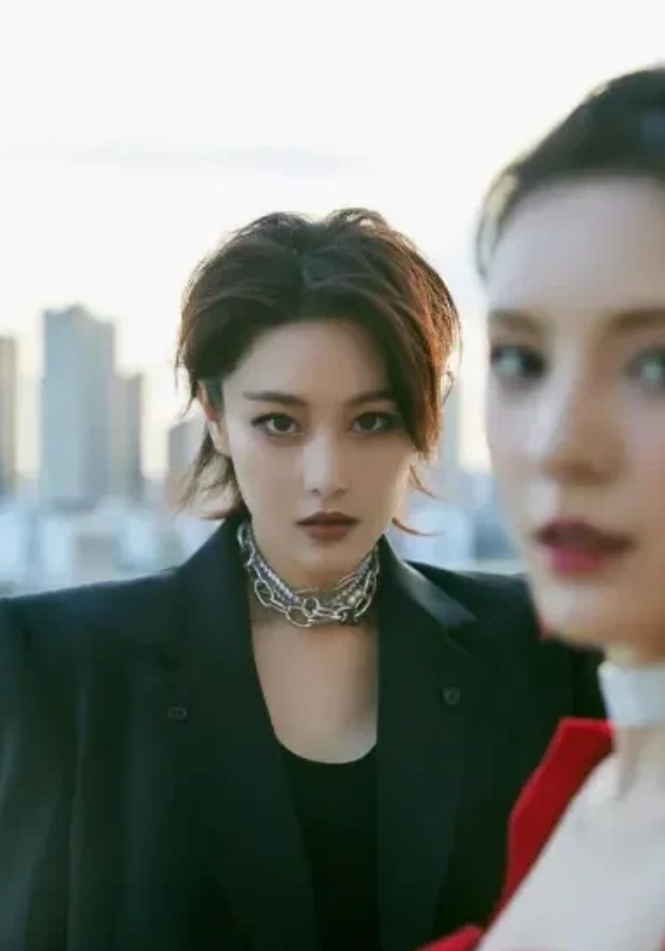 张予曦旁边这个美女看着好眼熟，就是叫不出名字来。[笑着哭][笑着哭][笑着哭]