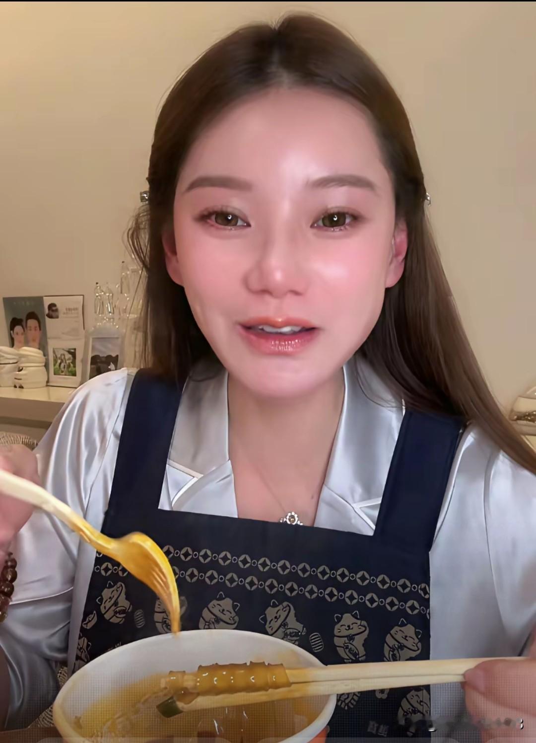 马筱梅昨天在弯弯直播的时候真是太搞笑了。直播在吃酸辣粉，马晓梅妈妈在身边，看到之