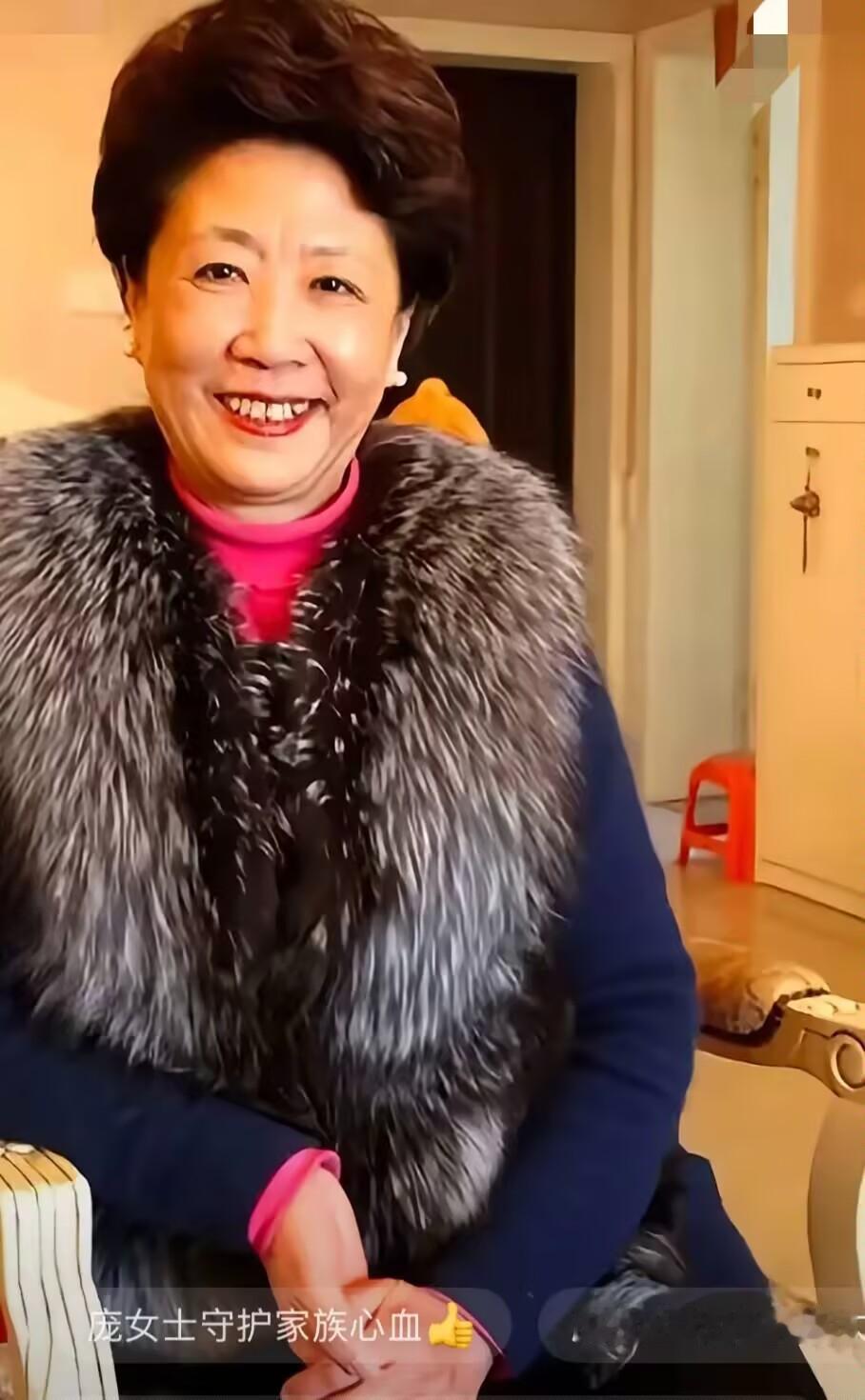 太佩服庞叔令女士了！徐莺和徐湖平本想借着画展的机会，结交庞叔令，就此坐实徐莺