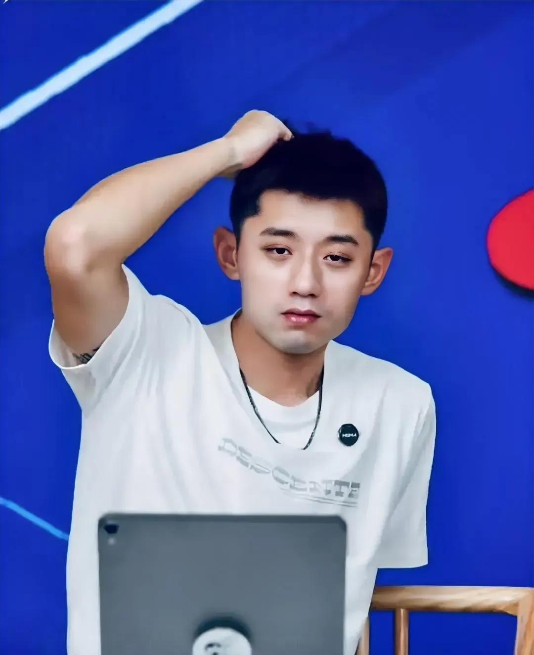 张继科低谷期没出国赚钱反而搞比赛，这事让我有点感慨前两天刷到张继科的新消息，说