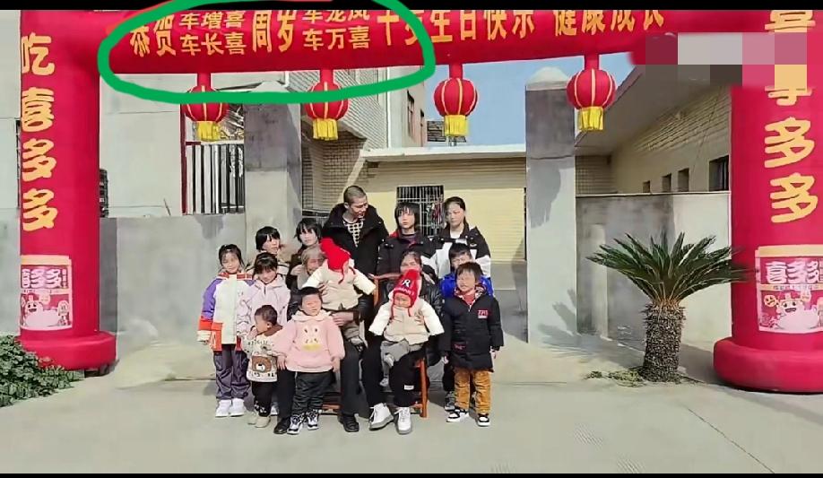 这对夫妻牛逼啊:一家生了12个孩子，7个儿子5个女儿。这是他们在给一周岁的双胞胎